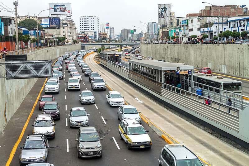 Should Peru implement a fuel economy feebate system?
