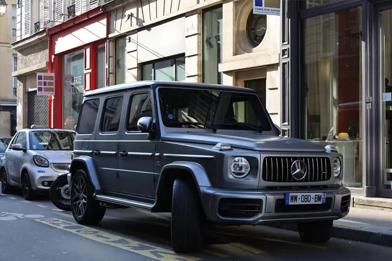 SUV in Paris street