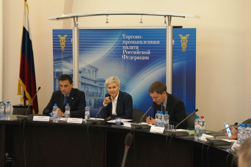 Dmitri Pronin, Chief of “Green car” technological platform coordination operations, Central State Scientific Research Automobile and Automotive Engines Institute of the Russian Federation; Middle: Tatiana Alexeeva, Vice Chairwoman of the Subcommittee on strategic innovation in automotive industry of the Chamber of Commerce and Industry of the Russian Federation, Executive Director of “MMC RUS”; Right: Nikolai Kharitoshkin of the Ministry of Transport